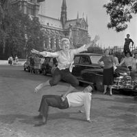 Le chanteur français Henri Salvador participe à la première démonstration française de Rock and Roll, à Paris, dans la matinée du 20 septembre 1956.