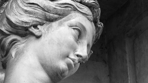 Statue de femme, Fontaine de Trévi, Rome, Italie ©Getty - Piola666