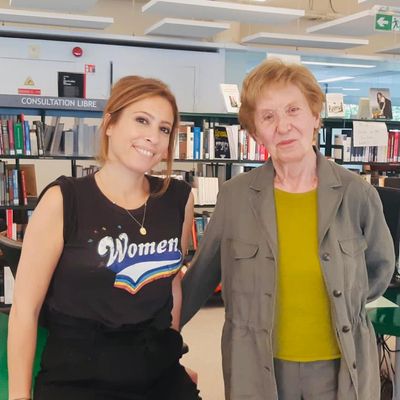 Léa Salamé et l'historienne Michelle Perrot dans la bibliothèque Marguerite Durand