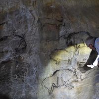 La salon noir de la grotte de Niaux se découvre en groupe restreints, à la lumière de la torche.