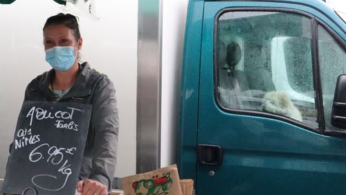 Marché de Montreuil-sur-Mer : chacune cherche sa place / Bar de Montélimar : au pays de la nuit avec Angie et Gladys