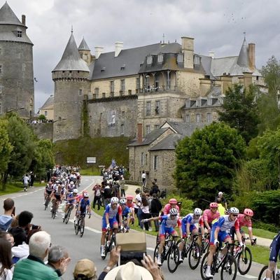 Passage du peloton devant le château de Châteaugiron lors de la 4e étape Redon - Fougères, lors du Tour de France 2021, le 29 juin 2021. Photo d'illustration.