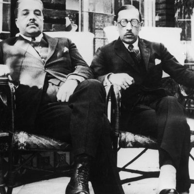 Igor Stravinsky (à droite) en compagnie de l'impresario Serge Diaghilev à Séville en 1925