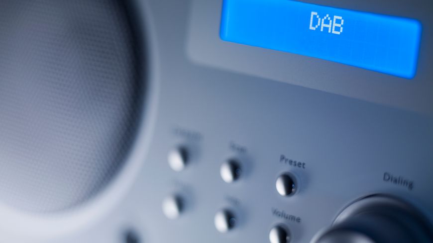 La technologie DAB+, au-delà d'une qualité sonore optimisée, permet d'afficher des données associées aux programmes : noms de l'émission, des invités, de la chanson en cours de diffusion...