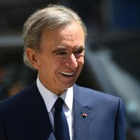 Sur la première marche du podium : Bernard Arnault, avec une fortune de 157 milliards d’euros.