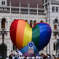 Photo prise devant le parlement hongrois le 8 juillet 2021 pour protester contre la loi anti LGBT entrée en vigueur ce même jour et votée par le gouvernement de Viktor Orban.