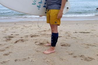 Sur la plage de Milady à Biarritz un surfeur volontaire porte 9 capteurs autour de la cheville pour mesurer son éventuelle exposition à des polluants chimiques Sur la plage de Milady à Biarritz un surfeur volontaire porte 9 capteurs autour de la cheville pour mesurer son éventuelle exposition à des polluants chimiques