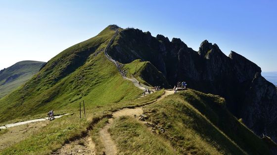 Devrait-on interdire l'accès à certains sites naturels pour les préserver ? (ci-contre, le Puy de Sancy) ©Getty - DEA / ALBERT CEOLAN