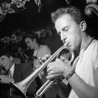 Boris Vian, écrivain, poète, musicien, joue de la trompette dans un cabaret de jazz, le Club de Saint-Germain des Prés à Paris, en 1949.