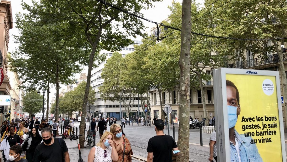 Dans Les Bouches Du Rhone Le Masque Reste Obligatoire Seulement Dans Les Zones A Forte Affluence