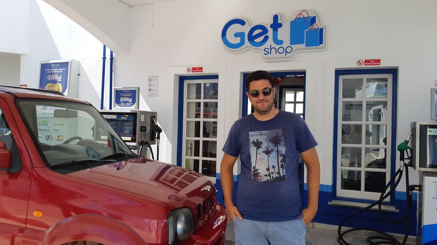 Ilias Angelidis possède trois stations service sur l'île et s'inquiète pour ses affaires