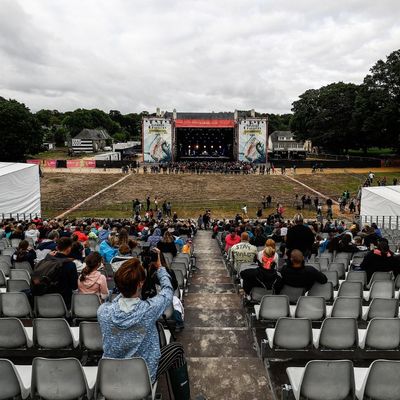 Des festivaliers assistent à un concert de la chanteuse grecque Marina Satti lors de la journée d'ouverture de la 29e édition du festival de musique Les Vieilles Charrues à Carhaix-Plouguer, dans l'ouest de la France, le 8 juillet 2021.