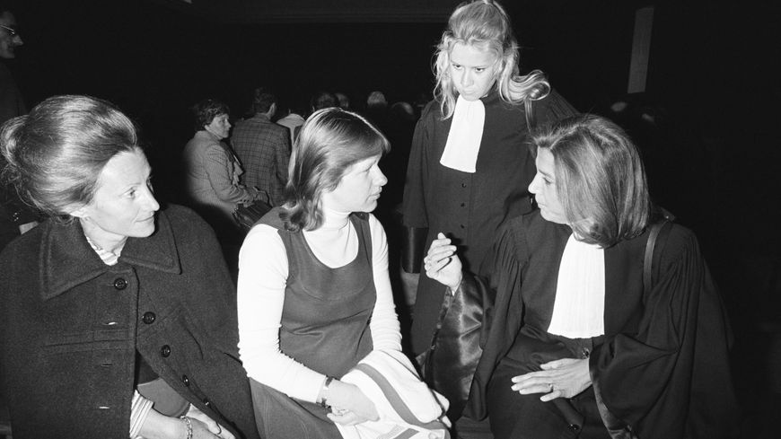 Gisèle Halimi parle à Claudine Barbari, victime de viol, lors de son procès à Colmar.