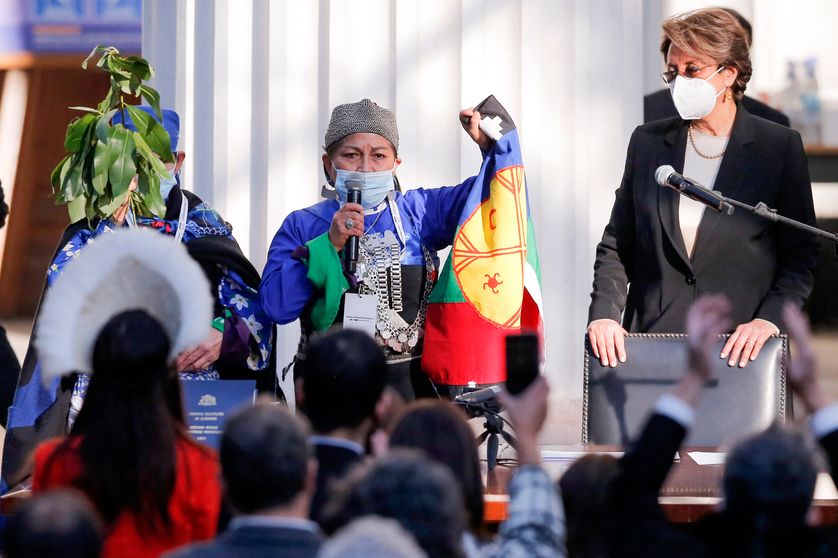 Une autochtone multi diplômée à la tête de la constituante chilienne - Vimarsana News