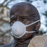 A Vienne en Autriche, une statue de Semmelweis avec un masque anti-coronavirus