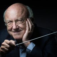 Le compositeur et chef d'orchestre Vladimir Cosma pose à Paris le 19 mai 2016.