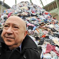 Christian Boltanski au Grand Palais en septembre 2010, avec en arrière-plan son oeuvre "Personnes".