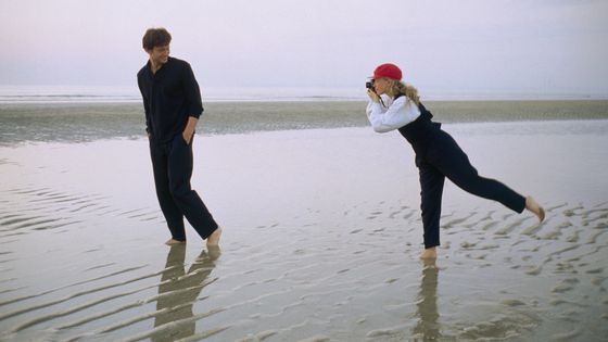 Dominique Issermann photographie un mannequin sur une plage en 1989 ©Getty - Julio Donoso