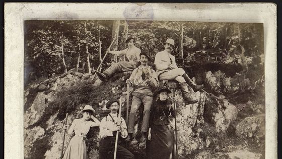 Carte postale "Dans le bois de Chiroulet" en 1890, une randonnée pédestre dans la vallée de Lesponne (Hautes-Pyrénées) -- 19e siècle. - Gallica, BNF, Domaine public