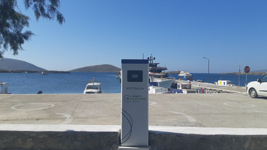 Une borne de recharge pour véhicules électriques sur la jetée de Maltezana, sur l'île d'Astypalea