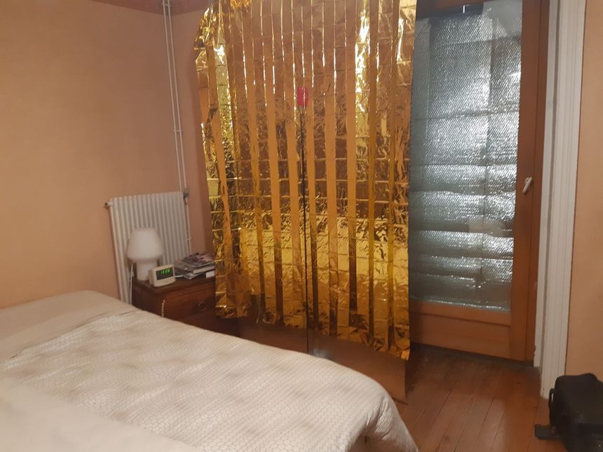 Dans sa chambre, Jean-François garde les volets fermés et a installé une double couche d'aluminium et une couverture de survie."