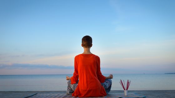Femme pratiquant le Yoga et la méditation à l’aube. ©Getty - Christopher Ames
