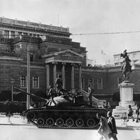 20 novembre 73, un tank dans l'artère principale d'Athènes pendant le soulèvement sanglant des étudiants
