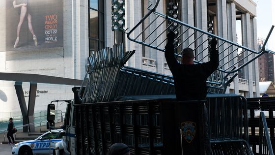 L'Opéra de John Adams, La Mort de Klinghoffer, a indigné de nombreux spectateurs qui sont venus manifester leur colère devant les portes du MET de New York ©AFP - Bryan Thomas