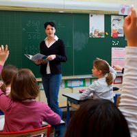 Une enseignante face à ses élèves.