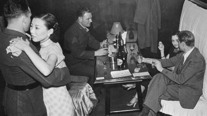Taxi dancers et soldats dans un club, Shanghai, 22 février 1938