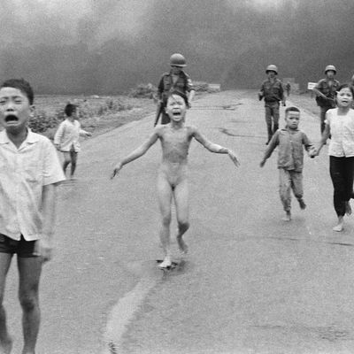 Des soldats sud-vietnamiens suivent des enfants terrifiés, dont Kim Phuc, âgée de 9 ans, qui courent et s’enfuient après le bombardement au napalm d’un lieu suspecté comme un repère Viêt-Cong, le 8 juin 1972.