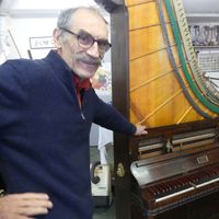 Philippe Joly et sa dernière création, un "piano girafe"