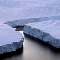 Un énorme iceberg se détache de la côte de Knox dans le territoire antarctique australien le 11 janvier 2008.