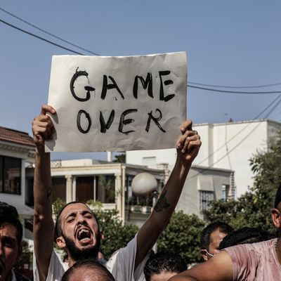 Des partisans du président tunisien Kais Saied scandent des slogans lors d'une manifestation devant le bâtiment du Parlement, dénonçant Rached Ghannouchi, président du Parlement et du Mouvement islamiste Ennahda. 26 juillet 2021, Tunisie, Tunis