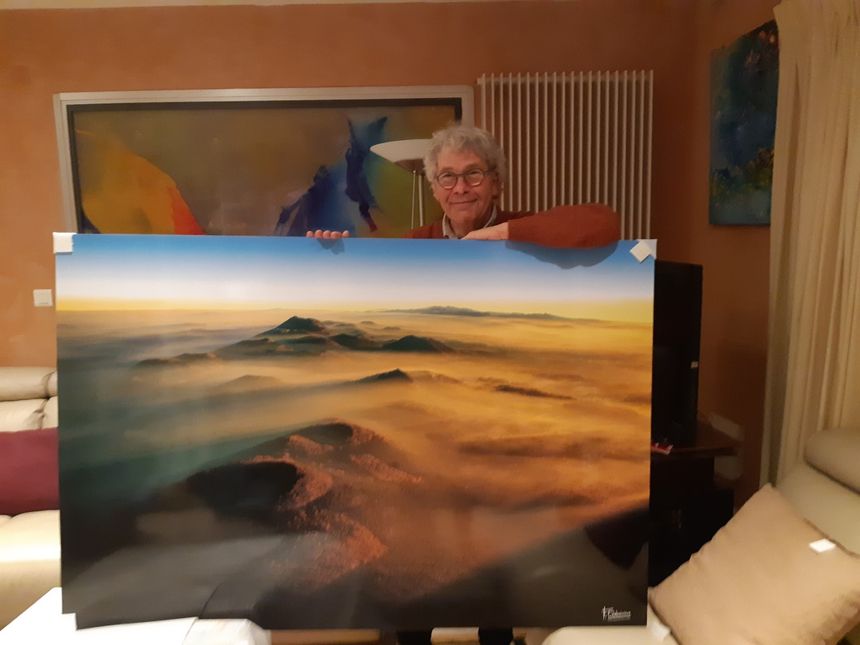 Francis Debaisieux préfère montrer les paysages d'Auvergne qu'il photographie, plutôt que l'antenne relais que l'on voit de sa fenêtre."