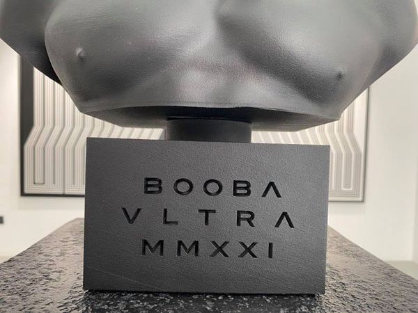 Le socle de la sculpture du buste de Booba