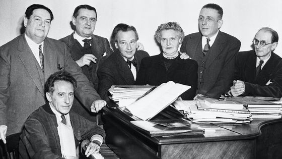 Jean Cocteau au piano et Le Groupe des Six : Darius Milhaud, Georges Auric, Arthur Honegger, Germaine Tailleferre, Francis Poulenc et Louis Durey. ©Getty - Bettmann