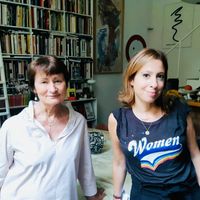 Catherine Millet et Léa Salamé, devant la bibliothèque de la romancière et critique