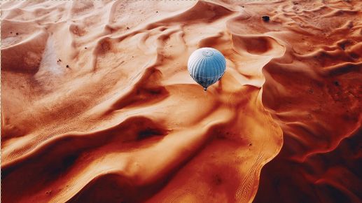 Vol en montgolfière au-dessus du désert ©Getty - Suzana Topita