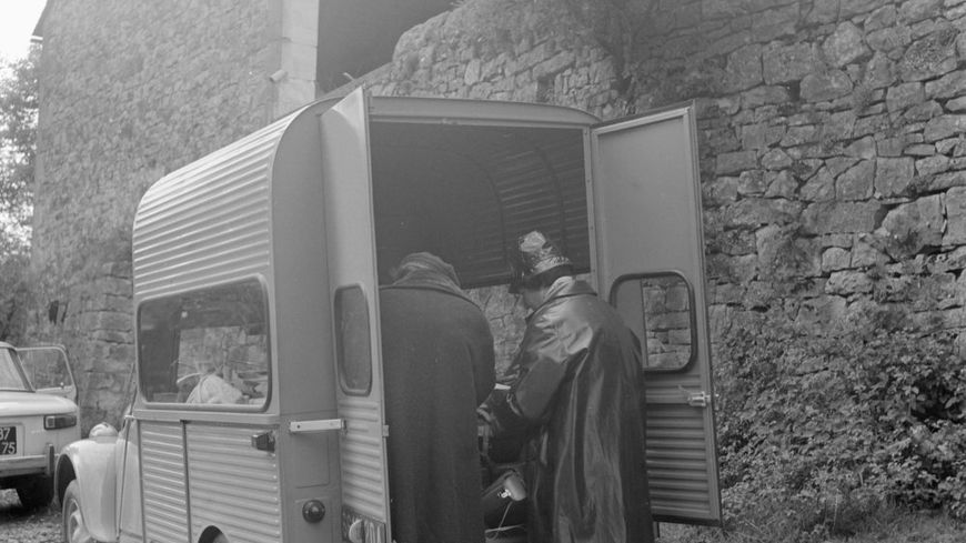 Claudie Marcel Dubois et Maguy Pichonnet Andral avec leur 3CV lors d'une mission sur l'Aubrac en mai 1964.