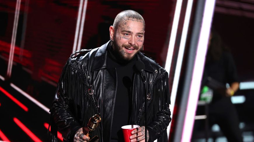 Post Malone pendant la cérémonie des Billboard Music Awards (Crédit photo Christopher Polk/NBC/NBCU Photo Bank via Getty Image)