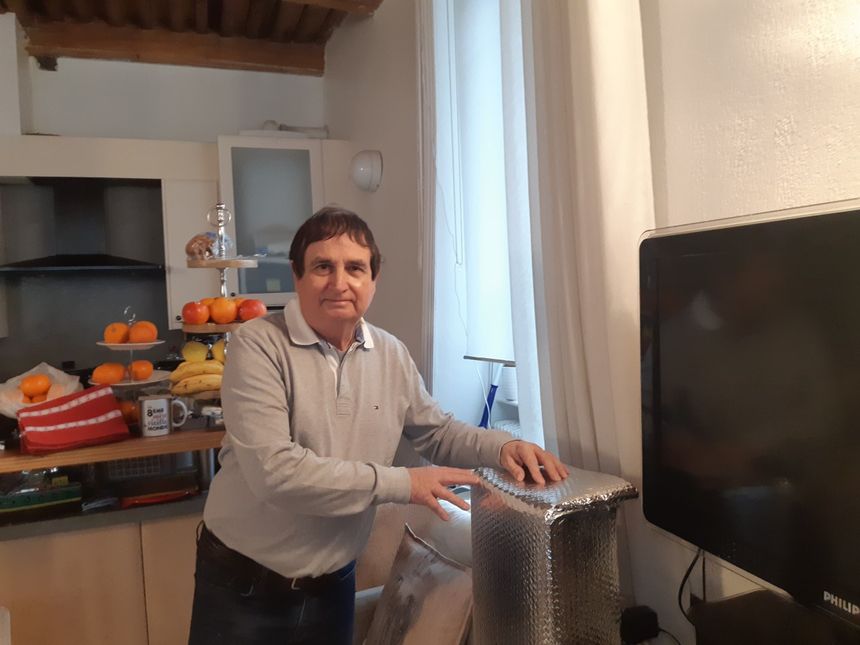 Jean-François Maume a entouré sa box wifi d'une couche d'aluminium pour se protéger des ondes.