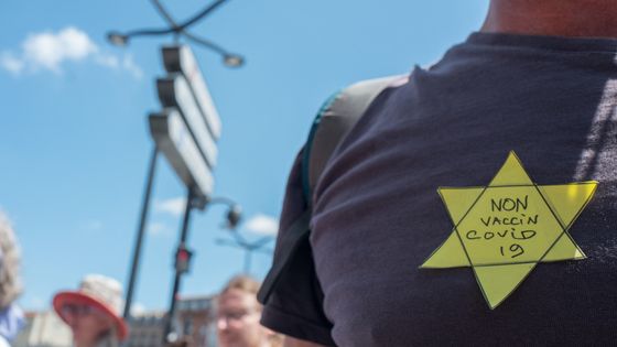 Un manifestant anti-vaccin à Toulouse le 17 juillet 2021 ©AFP - Frédéric Scheiber / Hans Lucas / Hans Lucas via AFP