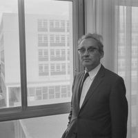Portrait de Paul Ricoeur dans son bureau de la Faculté de Lettres de Nanterre en avril 1969, France