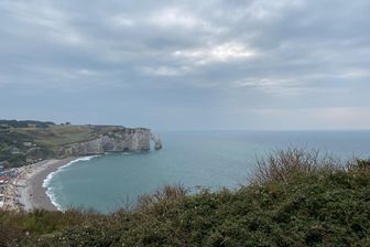 Les Falaises d'Etretat accueillent plus d'un million de visiteurs par an Les Falaises d'Etretat accueillent plus d'un million de visiteurs par an