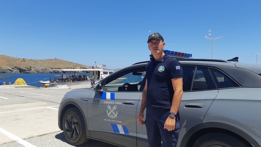 Le commandant de la police du port d'Astypalea Athanasios Papagiannis a reçu de premiers véhicules électriques