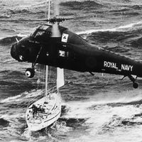 Un hélicoptère de la Royal Navy sauve l'équipage du yacht Camargue après la catastrophique course de yachts Fastnet.