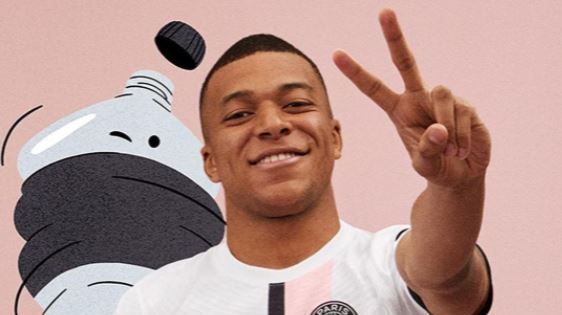 Kylian Mbappé avec le nouveau maillot du PSG extérieur (crédit : PSG)
