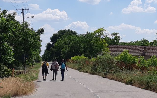 Au Nord de la Serbie, à la sortie du village de Rabé, trois migrants marchent après avoir été refoulés de la Roumanie voisine