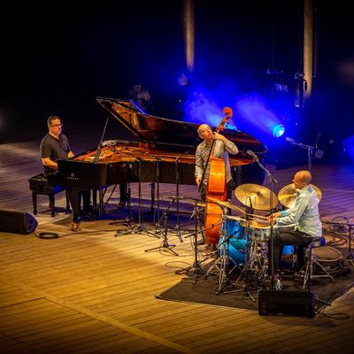 Yonathan Avishai Trio sur la scène de l'Amphithéâtre d'O au Domaine d'O à Montpellier le 20 juillet 2021